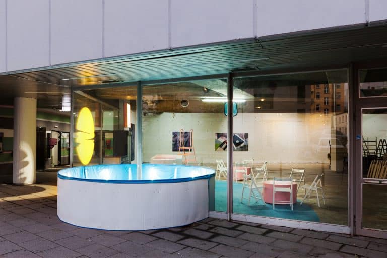 DE: Festival Zentrum von außen durch das Fenster abgebildet// EN: Festival center imaged from the outside through the window