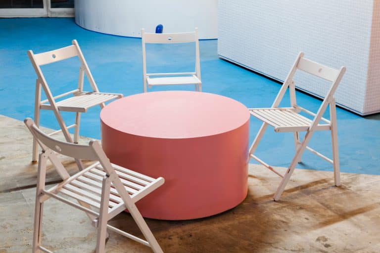 DE: kleiner Tisch mit vier Stühlen drum herum// EN:small table with four chairs around it