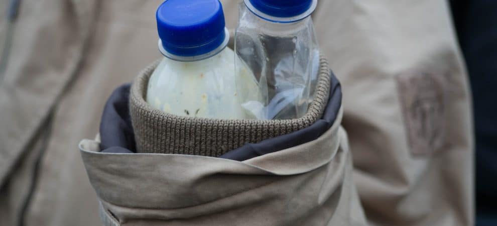 DE: Ein Ärmel in dem sich zwei mit selbst hergestellter Kotze gefüllte Plastikfalschen befinden // EN: EN: A sleeve in which there are two plastic bottles filled with homemade vomit